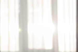 La joie n’est pas absente mais filtrée par les formes-pensées